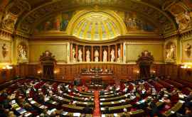 Сенат Франции отклонил план правительства по выходу из режима изоляции