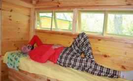Un apicultor a organizat o cameră de somn sănătos pe stupi