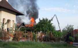 Загорелся дом во дворе церкви ВИДЕО 