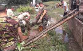 Армия борется с наводнениями в стране ФОТО