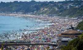 Британцы заполонили пляжи на юге страны несмотря на коронавирус ВИДЕО