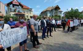 Protest în fața clinicii private a lui Gațcan Ce iau adus socialiștii VIDEO