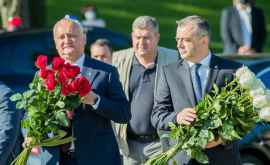 Conducerea țării a depus flori la monumentul lui Ștefan cel Mare VIDEO