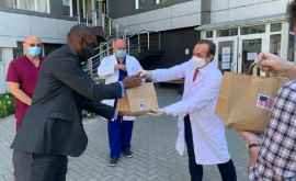 Ambasadorul SUA în Moldova a donat 80 de pachete cu mîncare lucrătorilor medicali