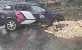 Un taxi a ajuns azidimineață întro groapă din mijlocul drumului în capitală FOTO