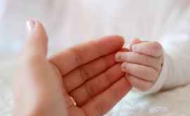 Imagini emoționante cu bebelușul găsit în vie la Nisporeni