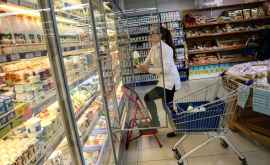 Mai mulți comercianți au majorat nejustificat prețul la pîine lapte mănuși și măști