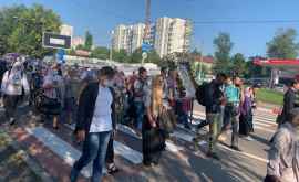 În plină pandemie zeci de enoriași au pornit în Drumul Crucii în jurul Chișinăului FOTO