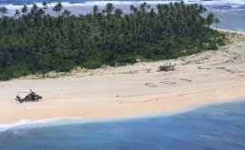 Троих моряков нашли на острове в Тихом океане благодаря надписи SOS на песке