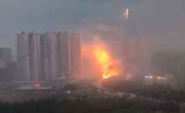 В Китае молния ударила в небоскрёб ВИДЕО