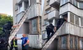 Для задержания агрессора полицейские проникли в квартиру через окно ВИДЕО