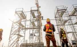 Conducerea de vîrf a țării a felicitat lucrătorii din domeniul construcțiilor