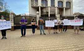 Акция протеста у посольства Республики Беларусь в Кишиневе ФОТО