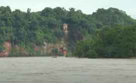 O statuie uriașă a lui Buddha a ajuns cu degetele în apă în urma inundațiilor violente VIDEO
