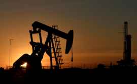 Prețul petrolului a revenit la cel mai mic nivel de la sfîrșitul lunii iunie