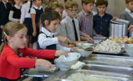 Copiii din școlile din Chișinău mănîncă deja la cantină bucate calde