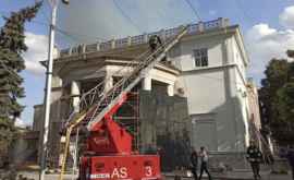 Continuă lucrările de demolare a acoperișului Filarmonicii care riscă să se prăbușească FOTO