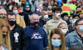 В Польше жителей обяжут носить маски на улице