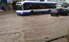 Strada Ion Creangă înecată în timpul ploilor de ieri seara VIDEO