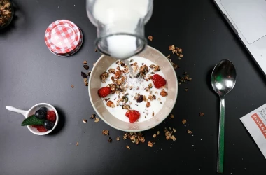 Noutate în diete: Consumarea zilnică a iaurtului ridică starea de spirit