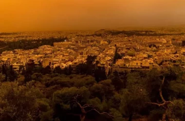 Orașe grecești, acoperite de o ceață portocalie