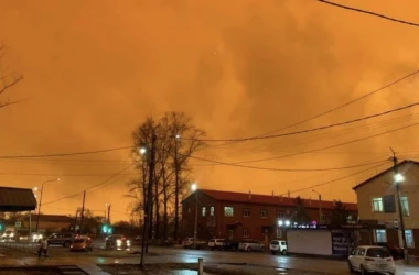 Небо над одним из российских городов окрасилось в жёлтый цвет