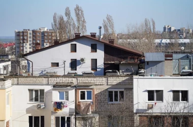 O casă, construită pe acoperișul unui bloc din Chișinău