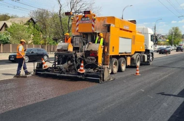Pe o stradă din Capitală au fost finalizate lucrările de reparație a drumului