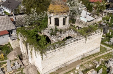  Arheologii fac săpături în sala de ritualuri din cimitirul evreiesc din Chișinău