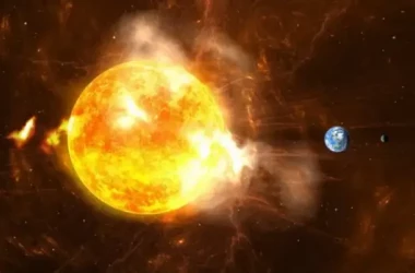 O pată solară gigantică poate fi văzută cu ochiul liber de pe Pămînt