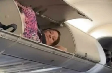 O femeie a fost filmată în timp ce dormea în compartimentul destinat bagajelor din avion