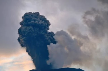 Готовятся к эвакуации: В Индонезии активизировался опасный вулкан