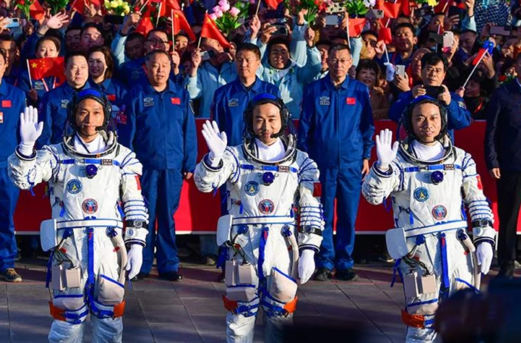 Astronauţii misiunii chineze Shenzhou17 au revenit pe Pămînt