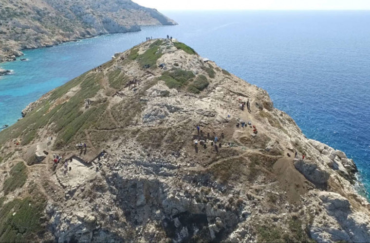 Lucruri sofisticate, găsite în interiorul insulei-piramidă din Marea Egee (FOTO)