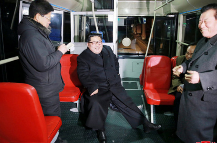 Kim Jong-un, la plimbare noaptea cu troleibuzul  (FOTO/VIDEO)
