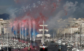 Олимпийский огонь доставлен из Греции во Францию на уникальном корабле