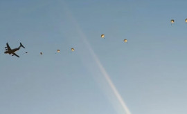 Молдавские и американские военные совершат прыжки с парашютами с двух военных самолетов