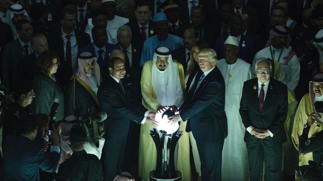 Что символизирует светящийся шар которого коснулся Дональд Трамп