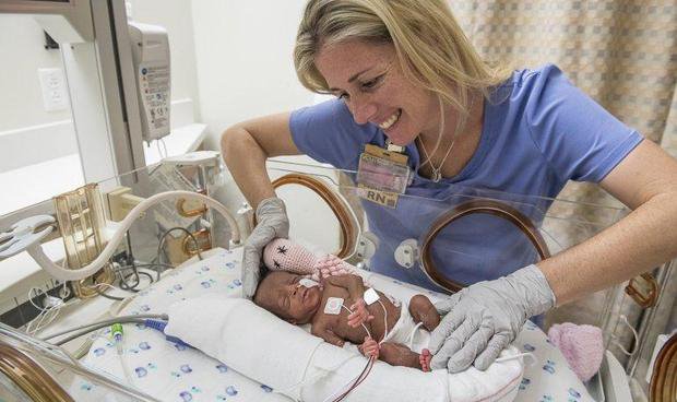 După 17 ani de așteptare o femeie din SUA a născut șase odată FOTO