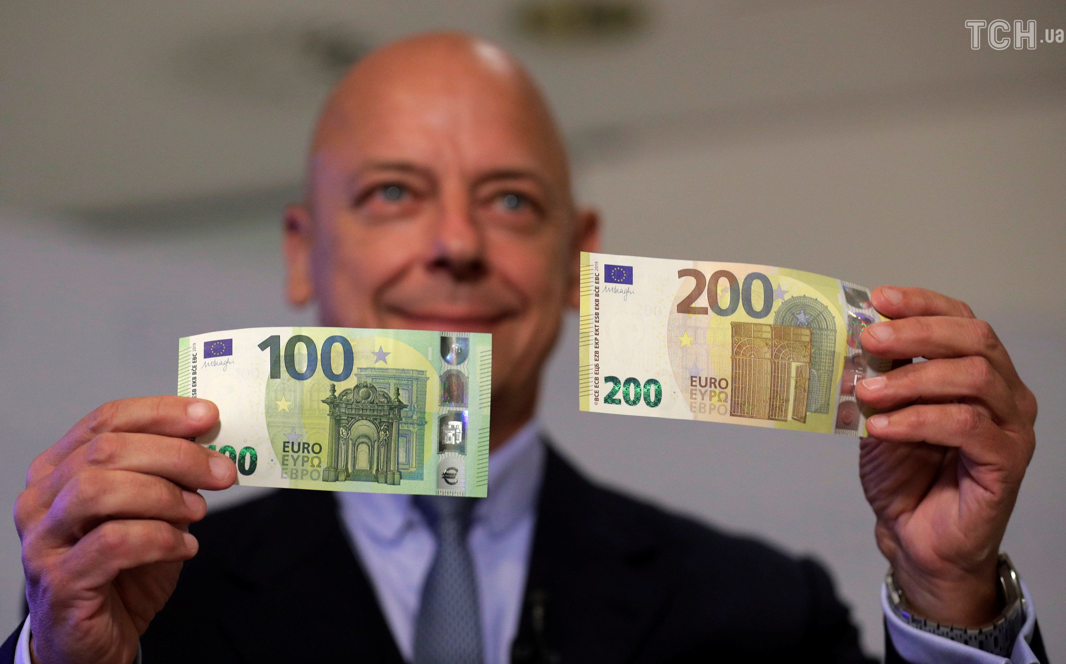 Евро старые купюры. Евро банкноты номинал 200. Новая купюра 100 евро. Купюра 200 евро. Новый евро банкноты 100 и 200.
