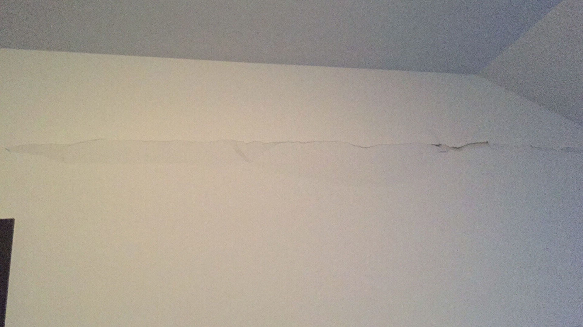 Трещина на стене землетрясение. Трещины на стенах в доме после землетрясения. Трещины после землетрясения na stenax. Обои землетрясение на стену. Трещина 30