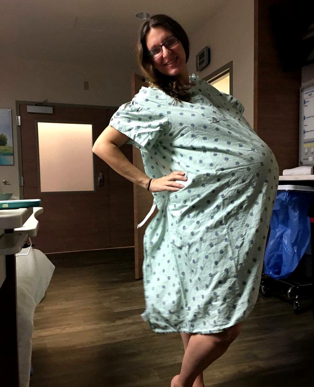 Большая беременность. Беременная с большим животом в платье. Женщина с большим пузом в платье. Женщины беременные тройней.