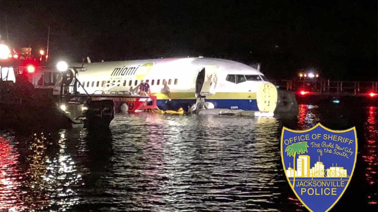 Un avion cu 143 de oameni la bord a ajuns întrun rîu