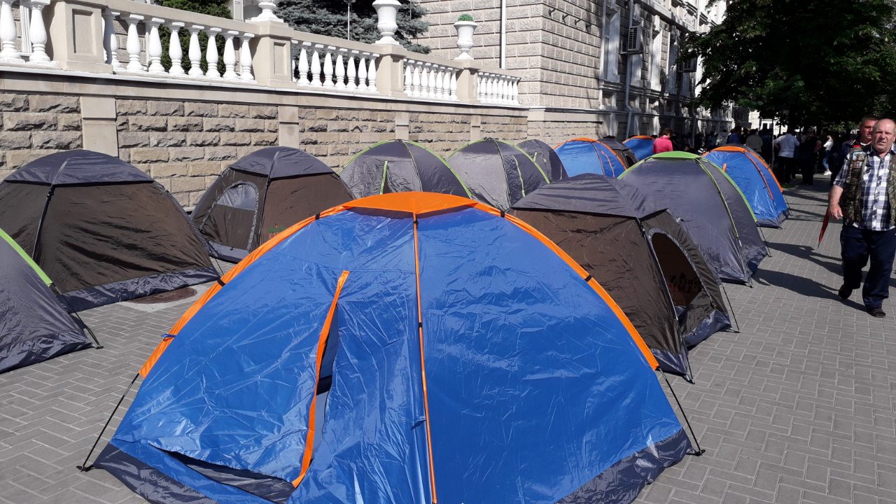 Cit costa. Палатки стоявшие в ряд. Новая жизнь палатки в Кишиневе фото. Гостиница Россия Москва фото с протестующими в палатках.