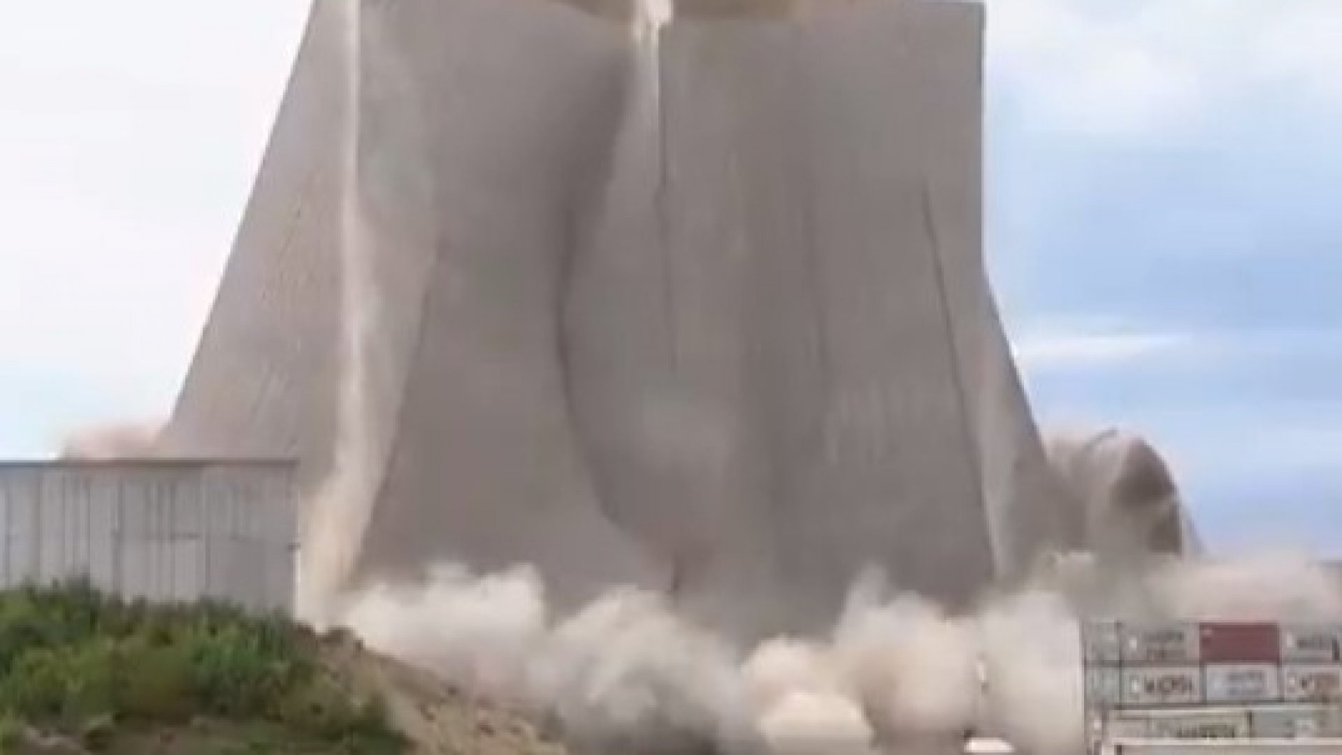 Momentul spectaculos în care un turn a fost demolat în Germania (VIDEO)