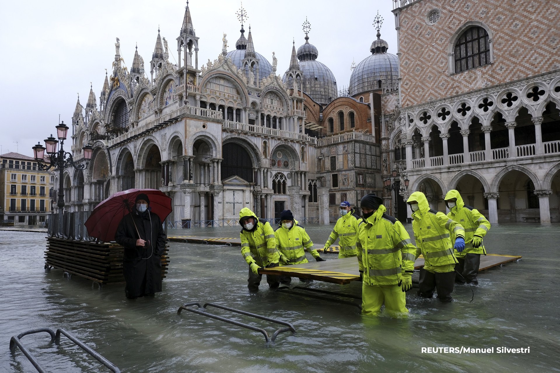 Почему венеция на воде. Площадь Сан Марко в Венеции затопило. Венеция площадь Сан Марко. Площадь Святого марка Венеция подтопление.