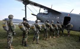 Солдаты Национальной Армии совершили тренировочные прыжки с парашютами ФОТО