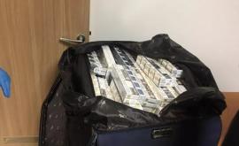 Таможенники аэропорта обнаружили чемодан с сигаретами