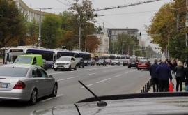 В центре Кишинёва встали десятки троллейбусов