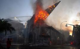 Протесты в Чили Две церкви были подожжены ФОТОВИДЕО